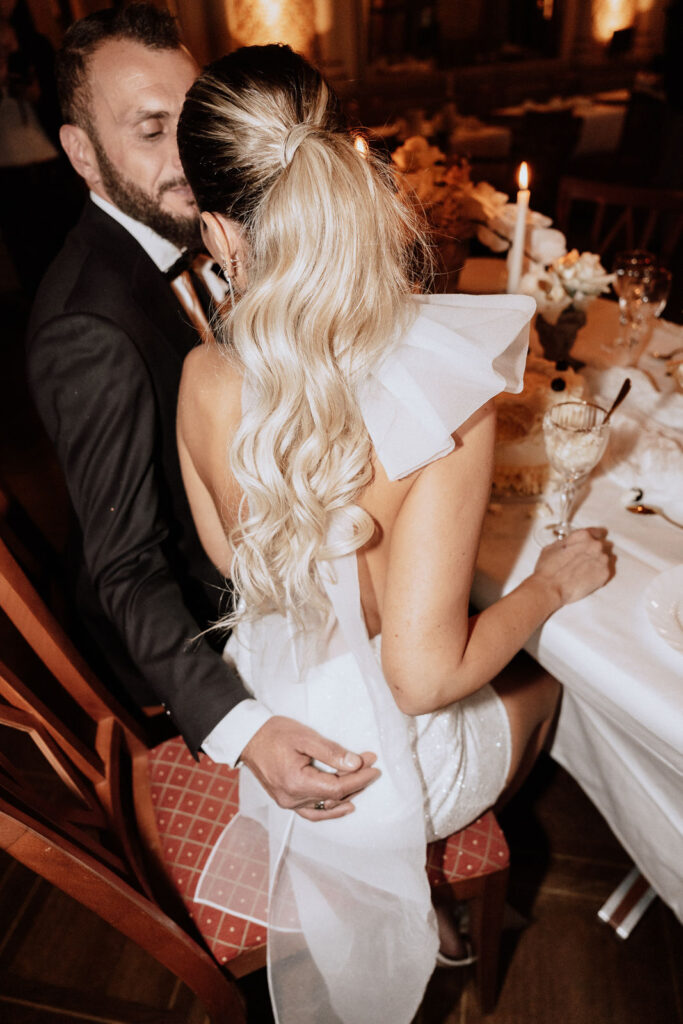 Braut von hinten Hochzeitstafel