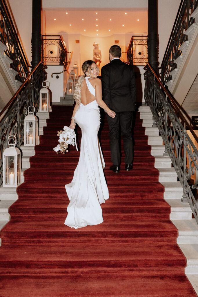 Brautpaar im Treppenhaus Hotel