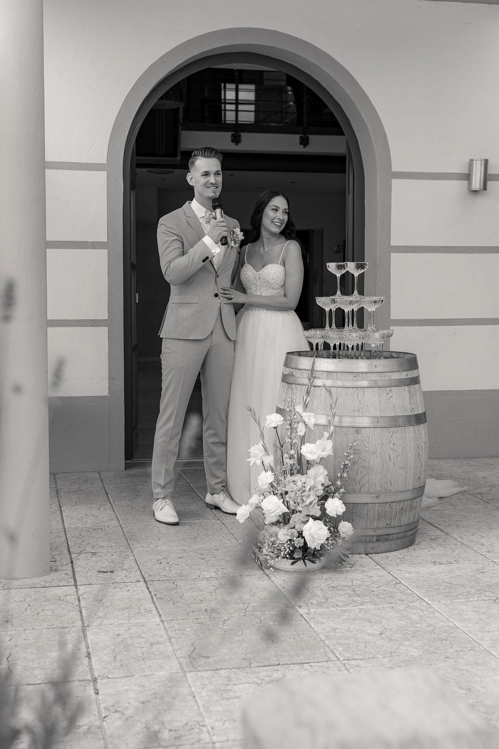 Brautpaar mit Blick auf Stadt