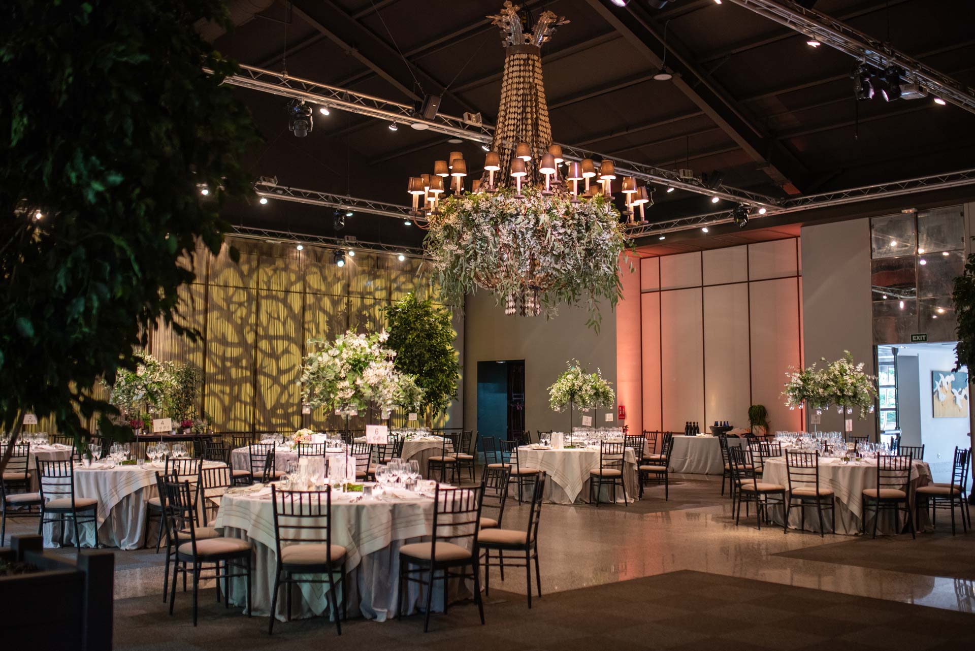 Hochzeitslocation Innenbereich mit Greenery